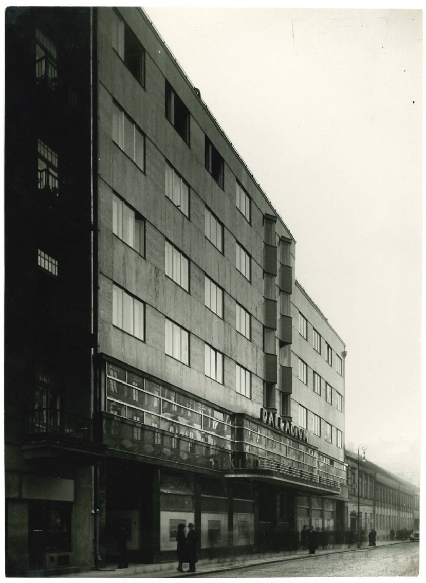Gmach Assicurazioni Generali Trieste, Złota 7/9, z kinem
„Palladium” — ukończony w 1937 roku; neon kina zawieszono w tym samym
roku. Rodzina Zegrze mieszkała w nim od początku.