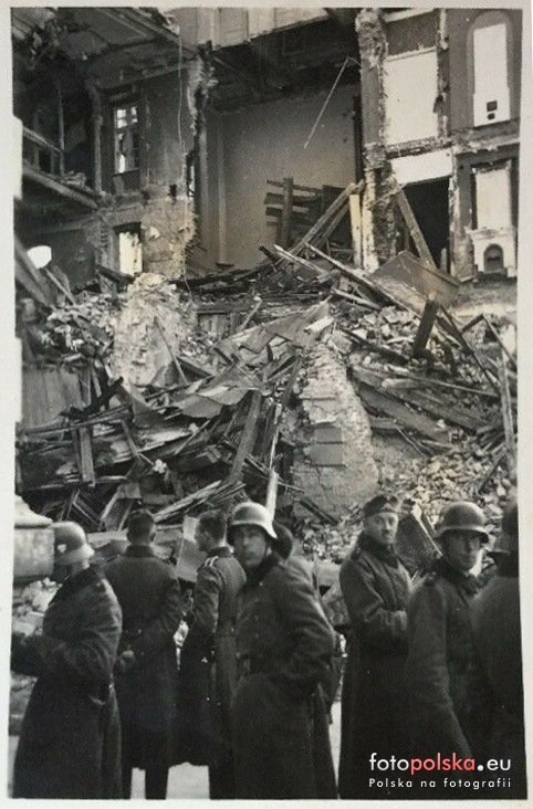 Niemieccy żołnierze na gruzach narożnika Nowy Świat 30 / Foksal,
jesień 1939. fotopolska.eu.