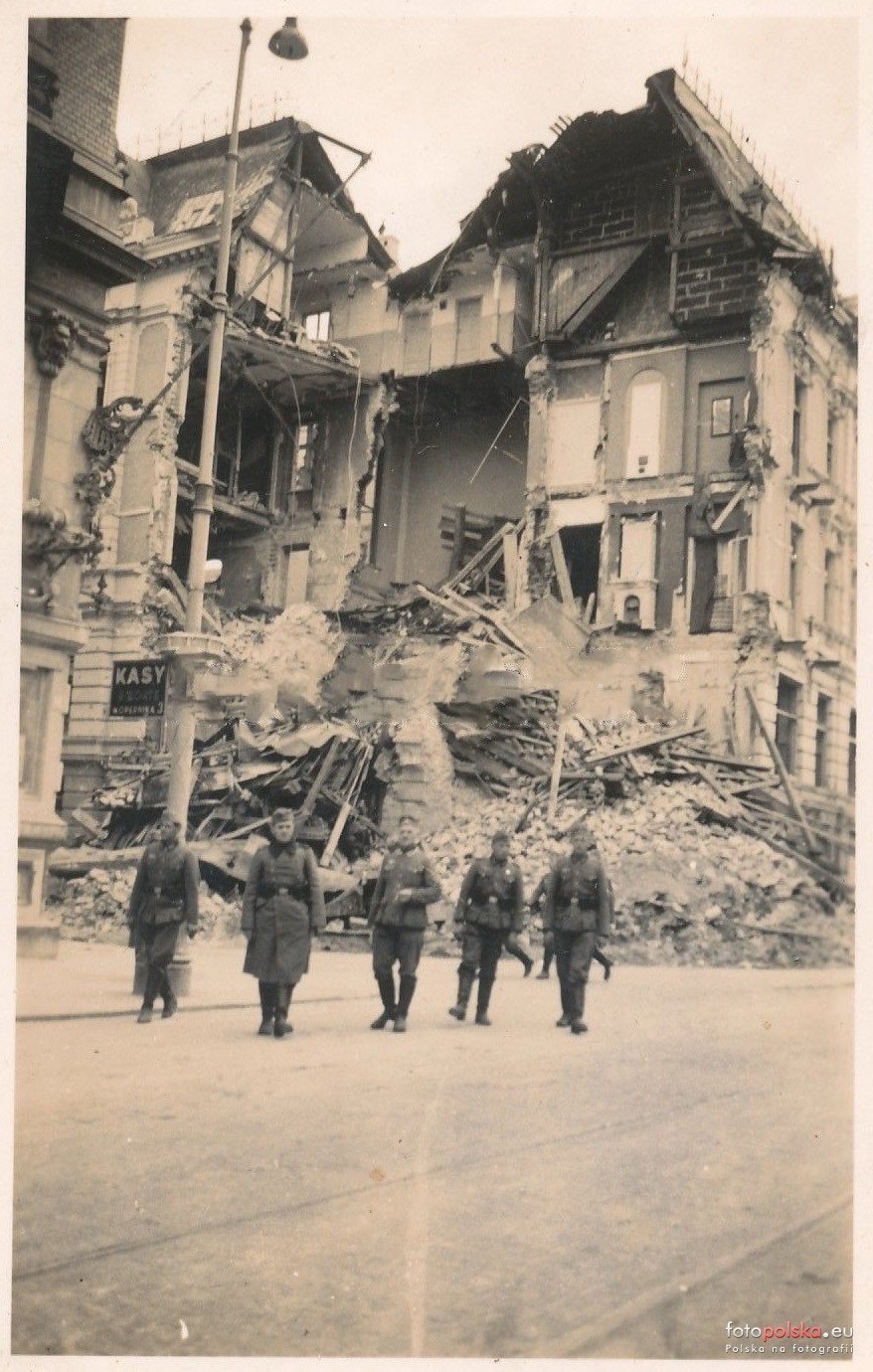 Ten sam narożnik — patrol niemiecki na Nowym Świecie, przełom
1939 i 1940 roku. Na słupie tabliczka „Kasy … Kopernika 3”.
fotopolska.eu.