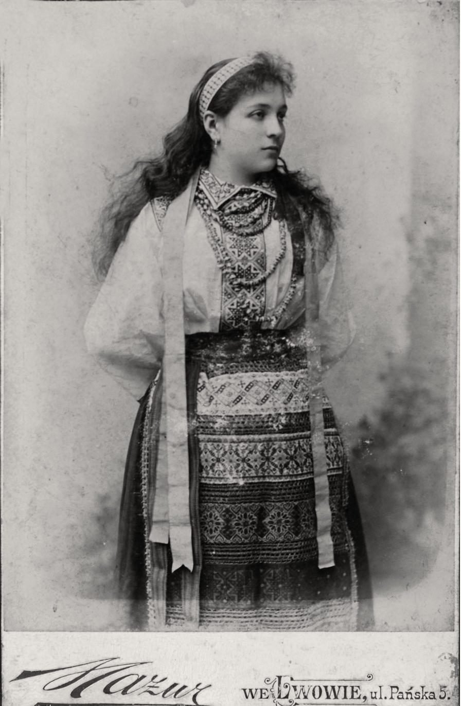 Salomea Allerhand z domu Weintraub, matka Marii Anny, w stroju ludowym. Fotografia z atelier Mazur we Lwowie (ul. Pańska 5), koniec XIX wieku. Ze zbiorów rodzinnych.