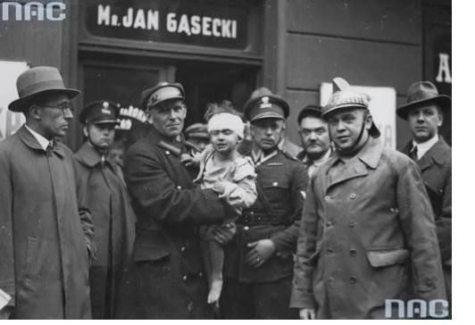 Dziecko wydobyte spod gruzów na rękach ratownika, Freta 16, 1935. Fot. Narodowe Archiwum Cyfrowe.