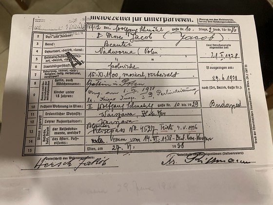 Mosze Jacob's Viennese registration card, 27–29 June 1938: permanent residence „Warsaw, Złota 7, apt. 24", „wife in Poland", deregistered „to Budapest"; signature of the person providing lodging: Hersch Jakob. From the collection of the Jacob family.