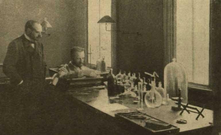 Dr László Epstein (seated at the microscope) with Dr Gusztáv Oláh in the laboratory of the state institution at Angyalföld, where his histological work brought Epstein scientific recognition. From the weekly „Vasárnapi Ujság", 30 October 1904.