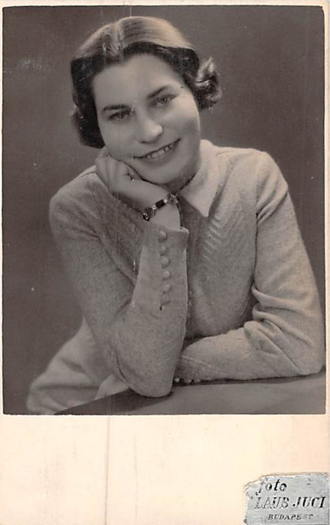 Sari. Studio photograph from Budapest, the interwar years. From the collection of the Jacob family.