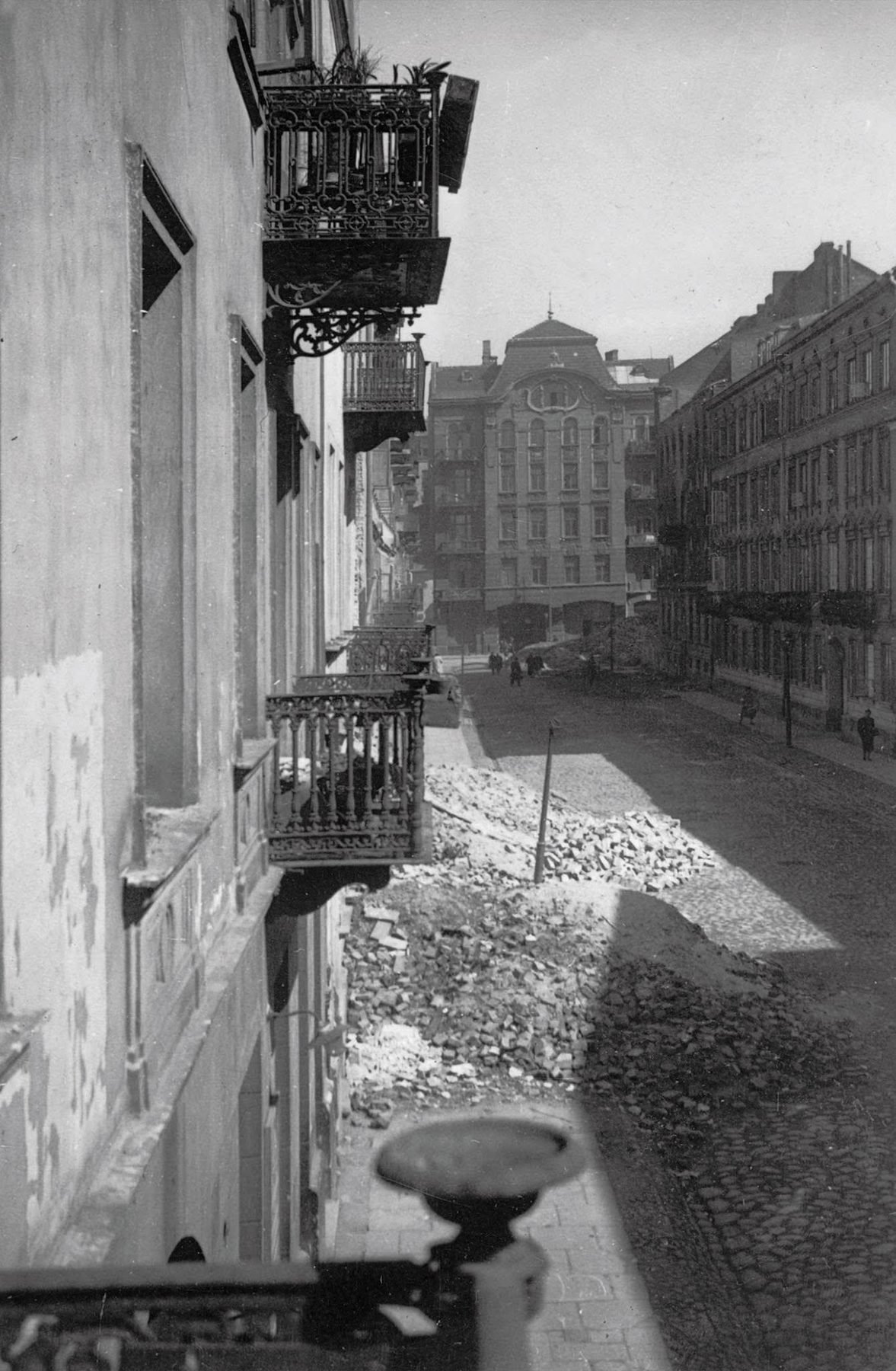 Śliska Street in Warsaw in the autumn of 1939. Śliska 7 — the last house on the right.