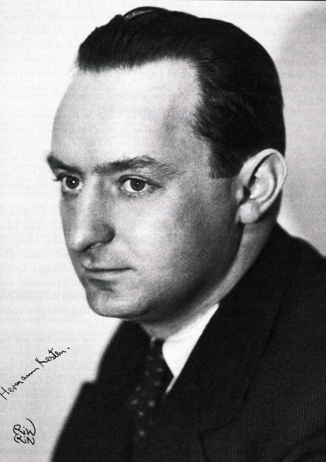 Hermann Kesten (1900–1996), urodzony w Podwołoczyskach stryjeczny brat Mania — pisarz i redaktor niemieckiej literatury emigracyjnej, po wojnie prezes niemieckiego PEN Clubu. Fotografia portretowa z autografem; fot. Riwkin (domena publiczna).